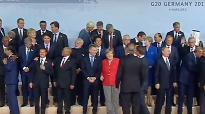 G20: Η προσπάθεια του Μακρόν να φωτογραφηθεί δίπλα στον Τραμπ (βίντεο)